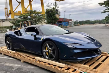 "Ngựa chồm" Ferrari SF90 Spider của Cường Đôla đã cập cảng Việt Nam