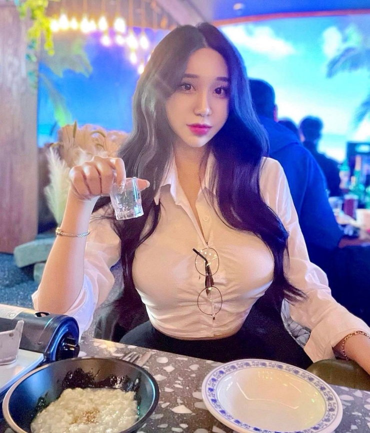 Có người đăng bài trên trang Instiz.net về vấn đề này và lý giải vì sao các cô gái lại ưa mặc kiểu trên.
