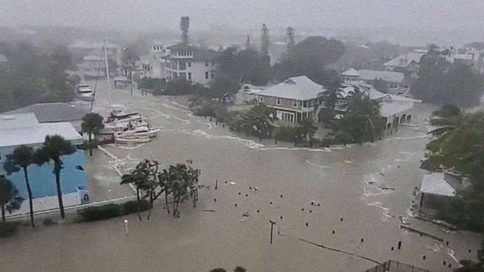 Siêu bão Ian đổ bộ gây ngập nặng ở nhiều thành phố bang Florida.