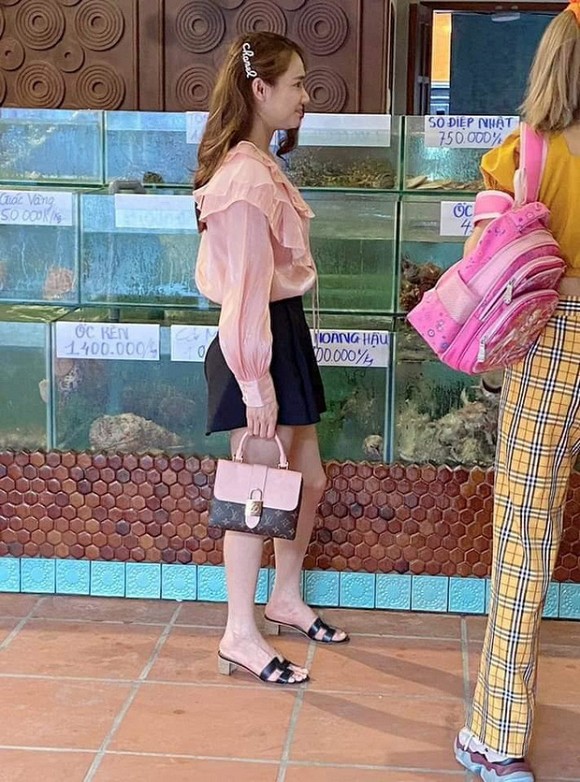 Cùng sánh bước bên nhau nhưng Nhã Phương và Trường Giang ăn vận khác biệt