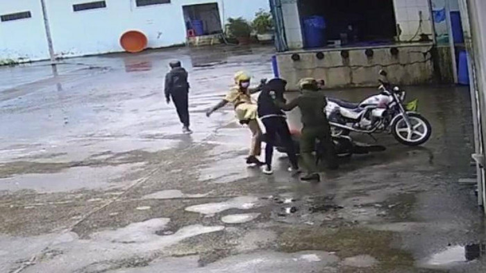 Hình ảnh được cắt từ clip được đăng tải trên mạng xã hội.
