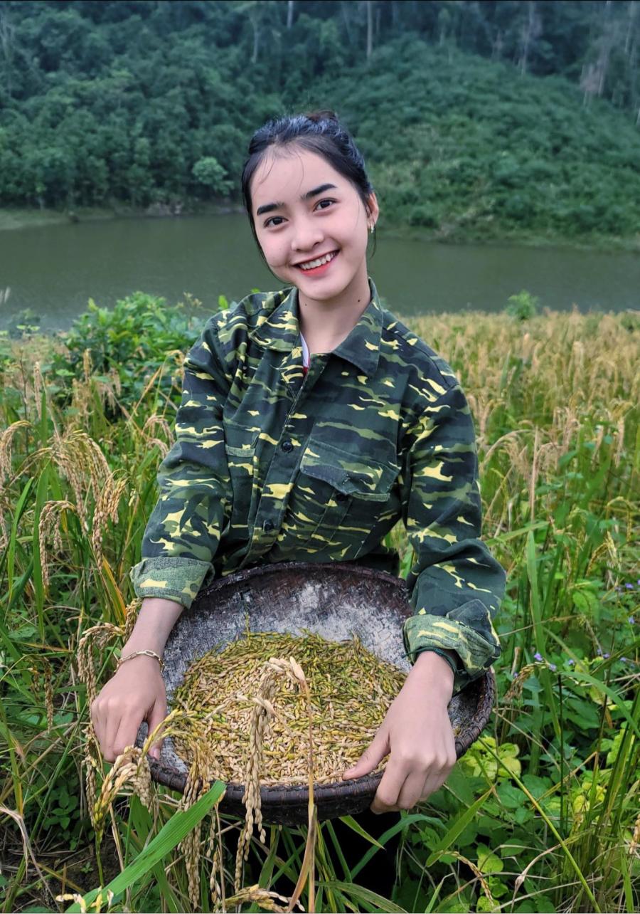 Yona Cươn xinh đẹp, rạng rỡ với hình ảnh cô gái nông thôn được nhiều người yêu mến.