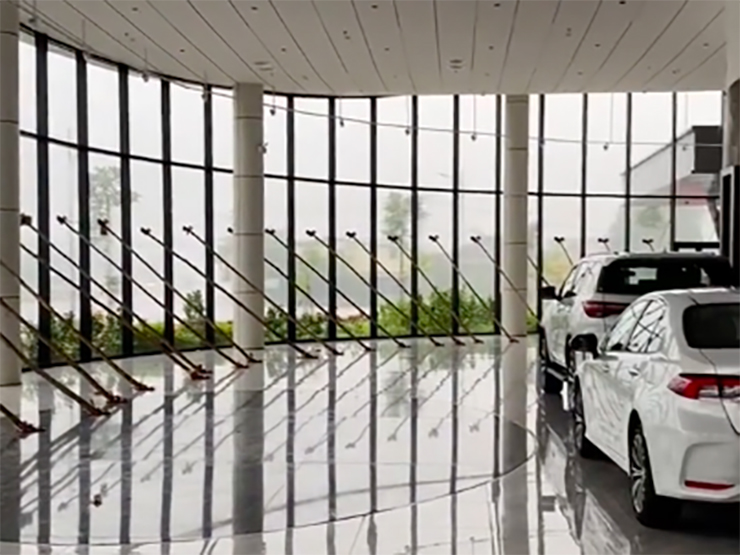 Tin tức ô tô - Clip: showroom Toyota "bày binh bố trận" để chống bão Noru