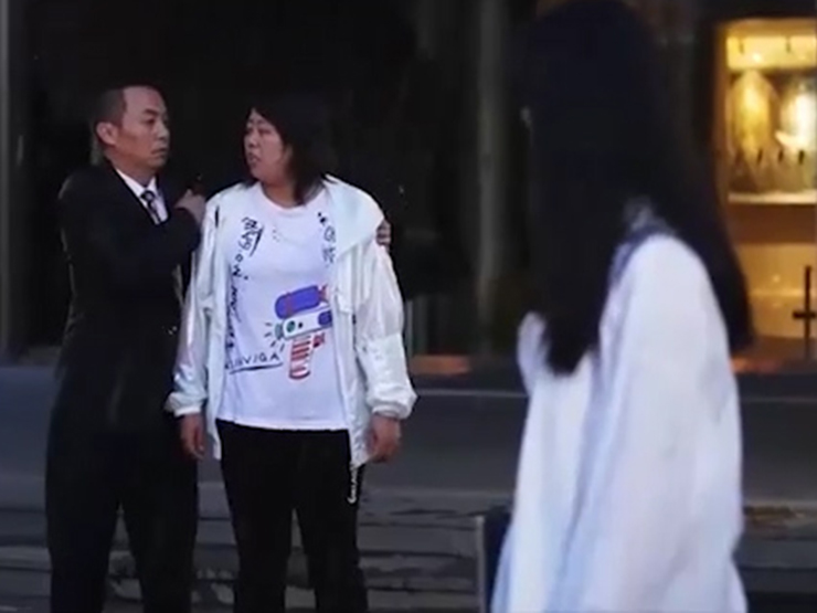 Clip hài hước - Người đàn ông "quên vợ" vì gái xinh và cái kết không đỡ nổi