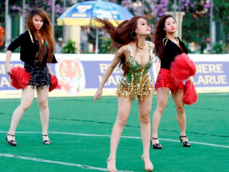 Giải trí - Nhan sắc 2 mỹ nhân quá bốc lửa khiến cả sân bóng "hừng hực khí thế"