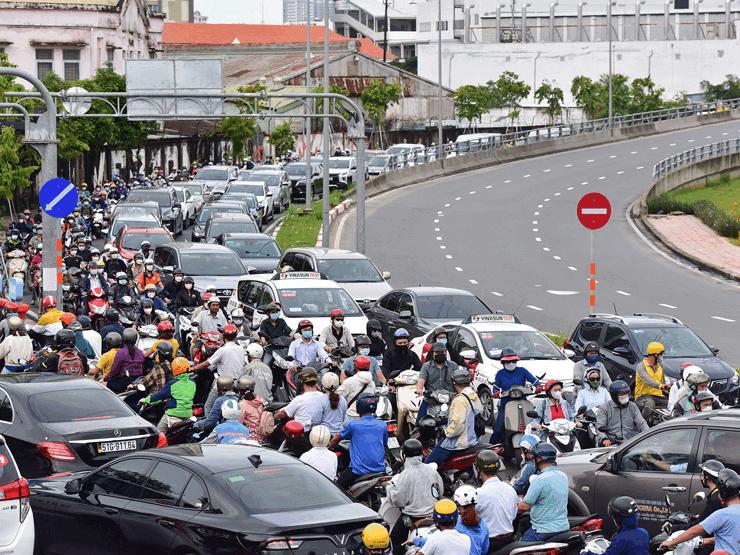Tin tức trong ngày - Kẹt xe không lối thoát khu vực cầu vượt Nguyễn Hữu Cảnh
