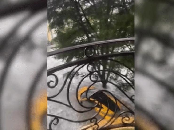 Thế giới - Video: Siêu xe McLaren P1 trị giá 1 triệu USD bị cuốn trôi ra đường trong siêu bão ở Mỹ