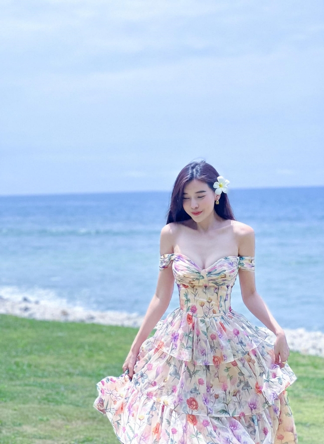 Thời trang đi biển của cô nàng rất đa dạng với bikini, váy áo khoe eo thon, ngực đầy.
