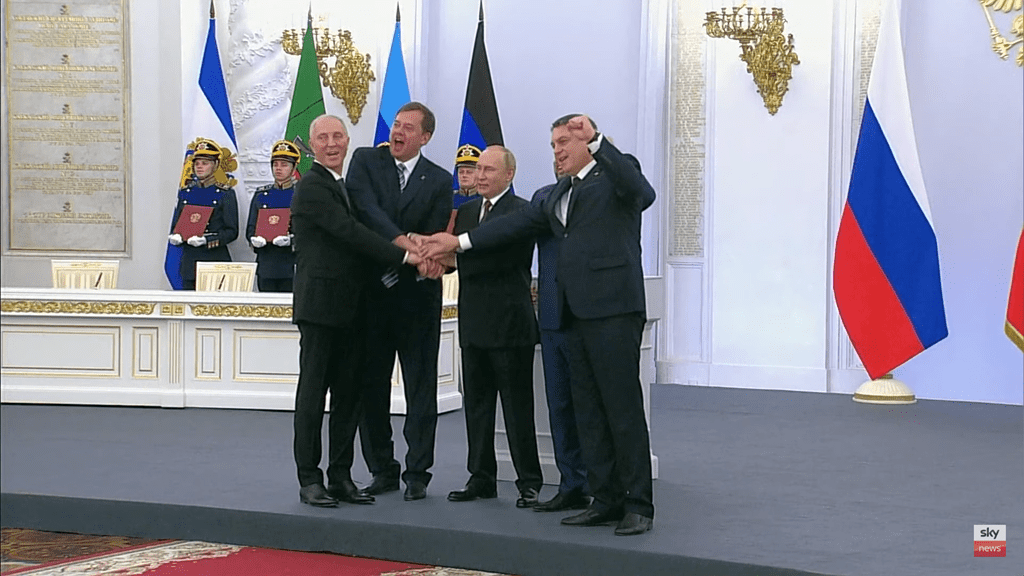 Ông Putin và lãnh đạo 4 vùng&nbsp;Donetsk, Lugansk, Kherson và Zaporozhye có hành động thể hiện sự đoàn kết. Ảnh: Sky News
