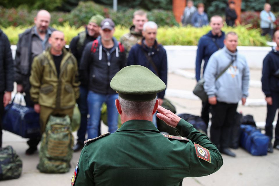 Một sĩ quan quân đội Nga đứng chào lính mới nhập ngũ theo sắc lệnh động viên (ảnh: CNN)