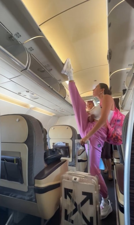 Người đẹp Nga cao 1m83, tay bế con, chân đóng cửa khoang hành lý trên máy bay - 1