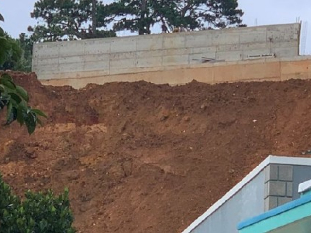 Tin tức trong ngày - Chủ động đánh sập bờ taluy bê tông còn lại