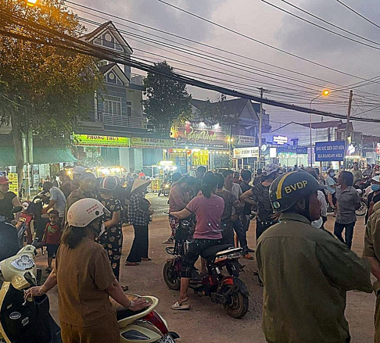 Nhiều người hiếu kỳ ở thị xã La Gi xem Ban chuyên án khám xét chỗ ở của Chín "hô". Ảnh: PĐ