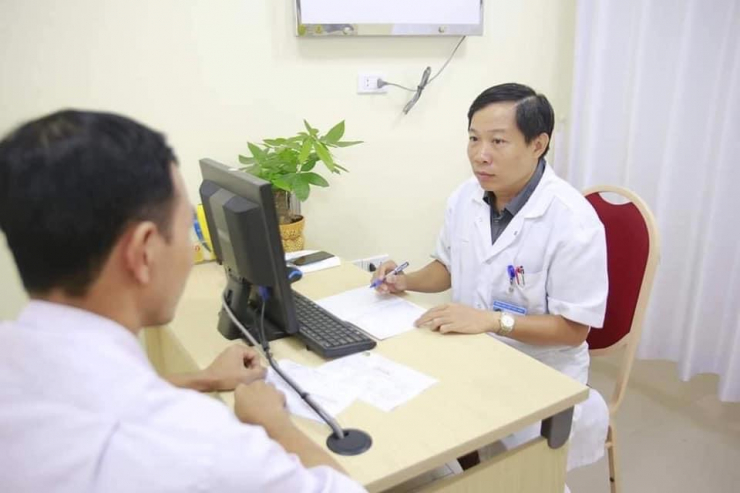 PGS Nguyễn Quang thăm khám, tư vấn cho bệnh nhân