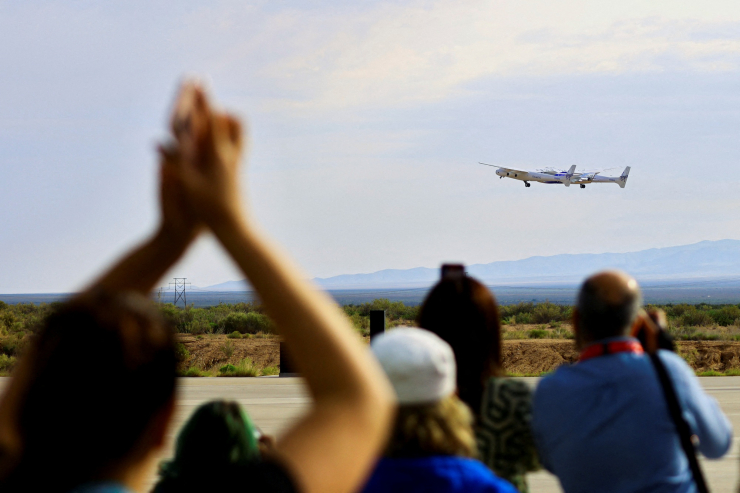 Đám đông chứng kiến chuyến bay không gian thương mại đầu tiên của Công ty Virgin Galactic hôm 29-6Ảnh: Reuters