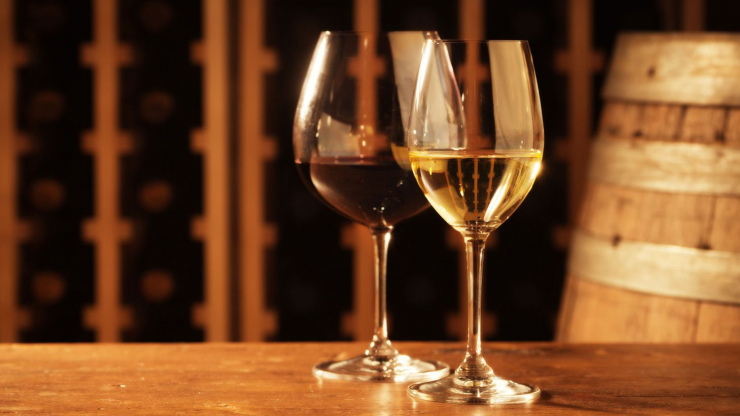 Nghiện rượu gây tử vong sớm, nhưng uống thường xuyên rượu vang đỏ và trắng ở mức độ vừa phải lại giúp giảm đột tử do các vấn đề tim mạch (Ảnh minh họa từ Internet)