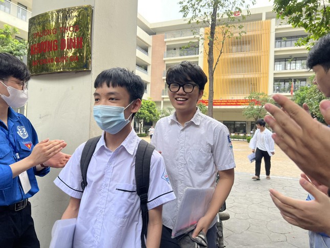 Thí sinh rạng rỡ rời khỏi phòng thi kỳ thi tuyển sinh lớp 10 của Hà Nội.