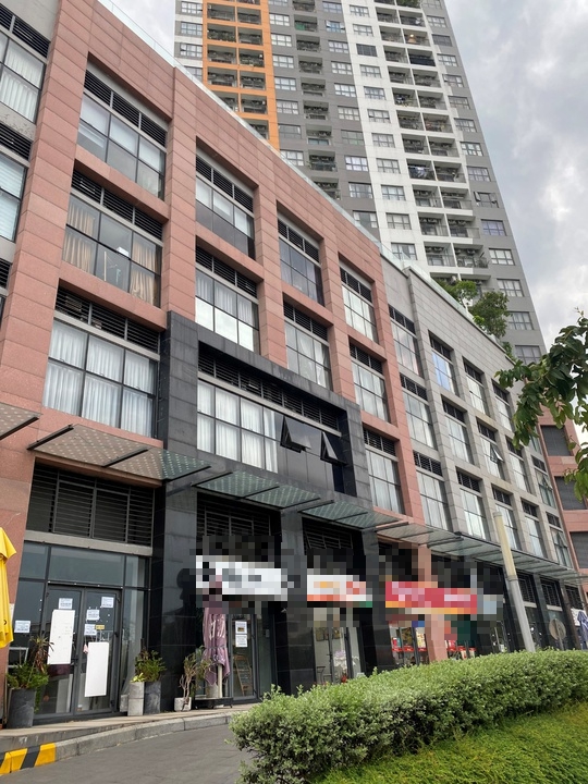 Cũng trên trục đường Mai Chí Thọ, nhiều căn shophouse thuộc dự án The Sun Avenue đang dán bảng cho thuê, trong đó có căn dán cả bảng cho thuê hoặc bán. Theo quan sát, hiện có khoảng 10 căn vẫn đang để trống, tình hình kinh doanh của các cửa hàng tại đây khá ảm đạm.