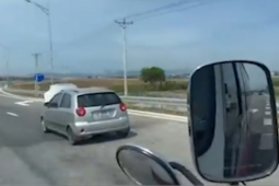 Ô tô - Clip: "Siêu phẩm" lái xe ô tô bằng giác quan thứ 6