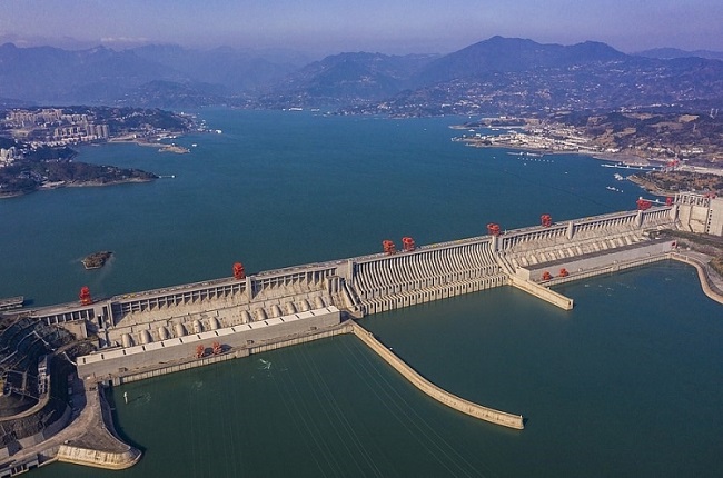 Đập Tam Hiệp dài khoảng 2,3km và cao 185m, lớn gấp 5 lần so với đập Hoover của Mỹ. Để xây dựng con đập, người ta phải sử dụng khoảng 27,2 triệu m3 bêtông (chủ yếu cho thành đập), 463.000 tấn thép (đủ xây 63 tháp Eiffel), đào 102,6 triệu m3 đất.
