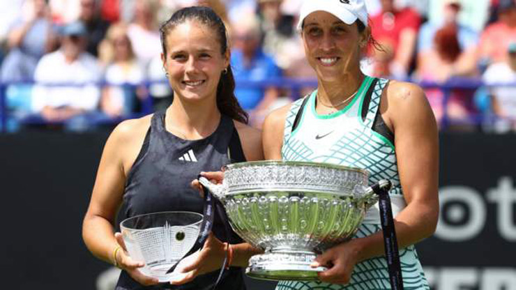 Madison Keys (phải) đánh bại Daria Kasatkina để vô địch giải Eastbourne International