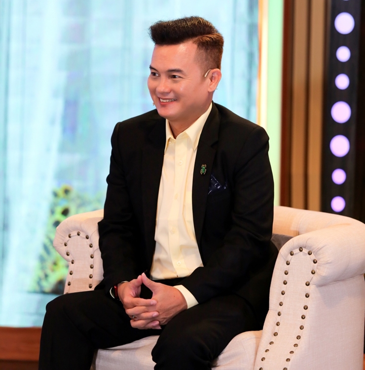 Bị gia đình nhà ngoại hắt hủi, hai mẹ con Hải Si Đô được một người bà không ruột thịt, máu mủ nhưng lại hết lòng thương yêu, chăm sóc.