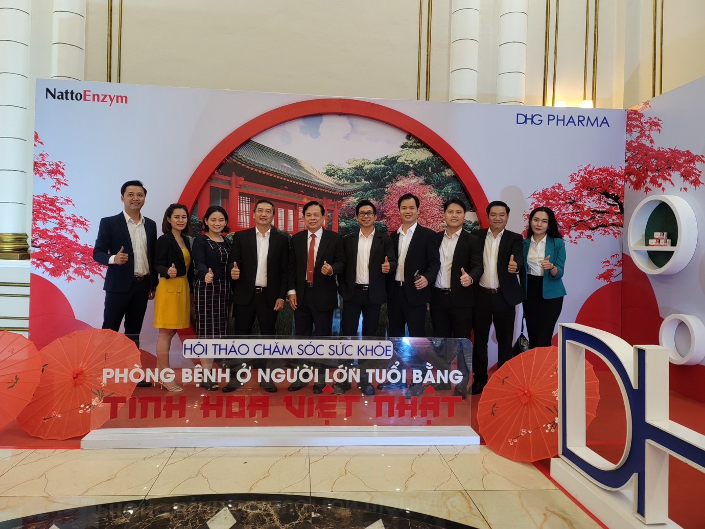 Khách hàng được trao đổi với các bác sĩ và dược sĩ hàng đầu để có thêm thông tin về thuốc cho bệnh nhân cao tuổi