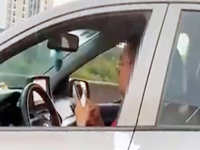 Tin tức trong ngày - Tài xế buông 2 tay, "dán mắt" vào điện thoại khi lái ô tô trên đường