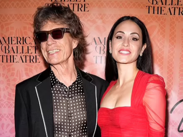 Đời sống Showbiz - Rộ tin ca sĩ 79 tuổi đính hôn nữ vũ công 36 tuổi