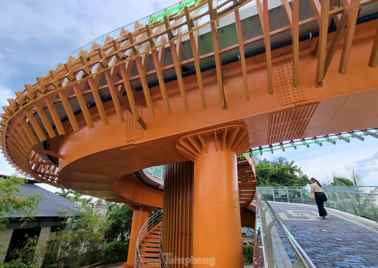 Phần lối dẫn lên cầu hai bên đài vọng cảnh tái hiện hình tượng nút thắt trong nghệ thuật đan dây của người Nhật, thể hiện sự bền chặt trong mối quan hệ hữu nghị giữa hai quốc gia.