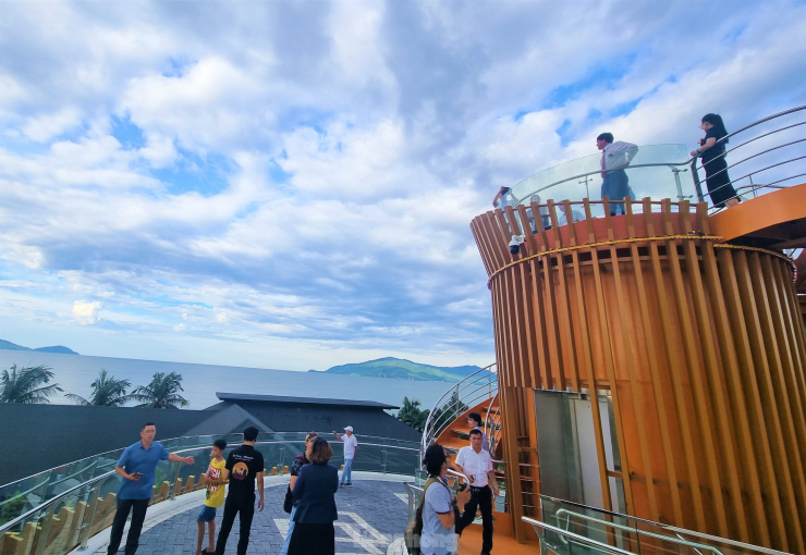 Bên ngoài hai đài vọng cảnh cũng bố trí cầu thang xoắn bằng thép với thang máy được lắp đặt để người khuyết tật có thể lên cầu một cách dễ dàng.