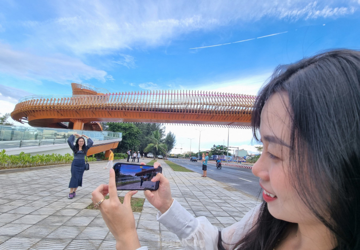 Cây cầu là điểm nhấn cảnh quan cho khu vực phía Tây Bắc của thành phố. Rất nhiều người dân, đặc biệt là các bạn trẻ đã tới dạo chơi, check-in cây cầu.