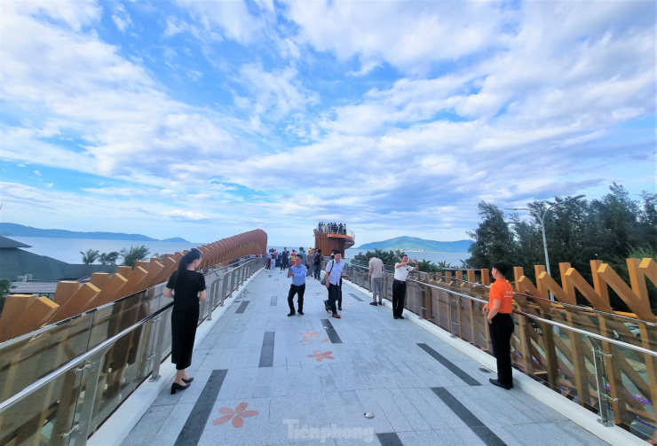 Đứng từ trên cầu có thể nhìn ngắm bao quát núi, biển, phía trong thành phố. Nhiều du khách đã tới đi dạo và rất ấn tượng trước kiến trúc cây cầu.