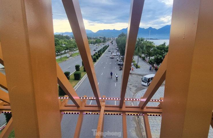 Trên các tuyến ven biển Đà Nẵng, tuyến đường Nguyễn Tất Thành dài 13km là nơi có cây cầu vượt đầu tiên giúp người dân, du khách qua đường an toàn hơn.