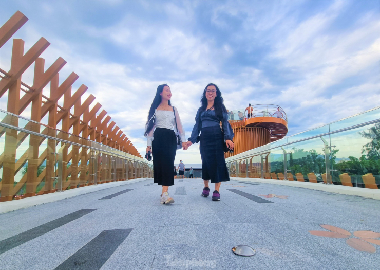 Đây là điểm check-in mới của các bạn trẻ. Nguyễn Thị Thảo cho hay cô đang lập một kênh Youtube về Đà Nẵng và không thể bỏ qua cây cầu vượt mới mẻ, đặc biệt này.