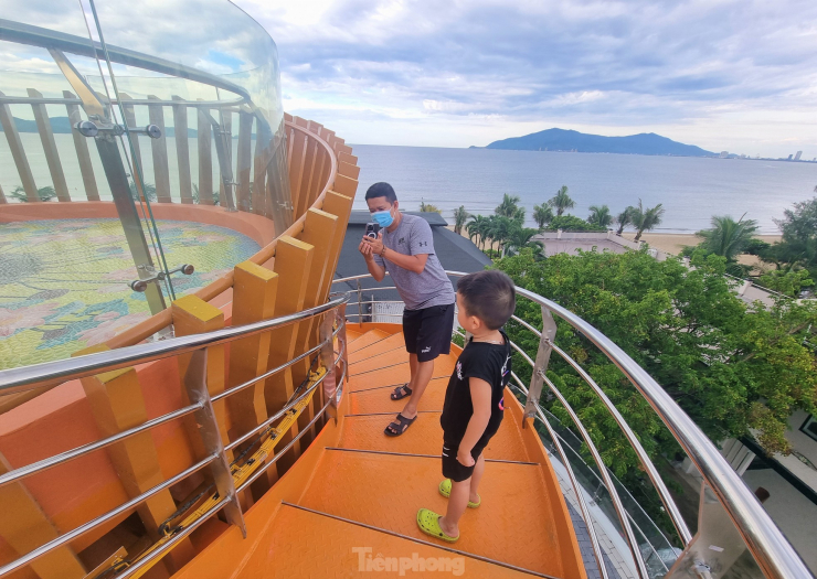 Ngay sau khi khánh thành, người dân đã thích thú tới tham quan, chụp ảnh. Anh Nguyễn Hữu Hoàng (quận Liên Chiểu) bày tỏ rất vui khi khu vực có thêm một điểm nhấn cảnh quan, điểm đến để vui chơi.