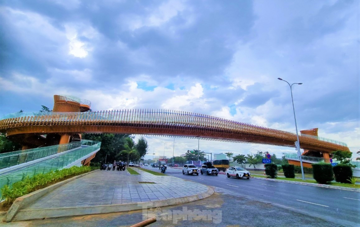 Cây cầu mềm mại, màu sắc hài hòa bắc qua tuyến đường biển.