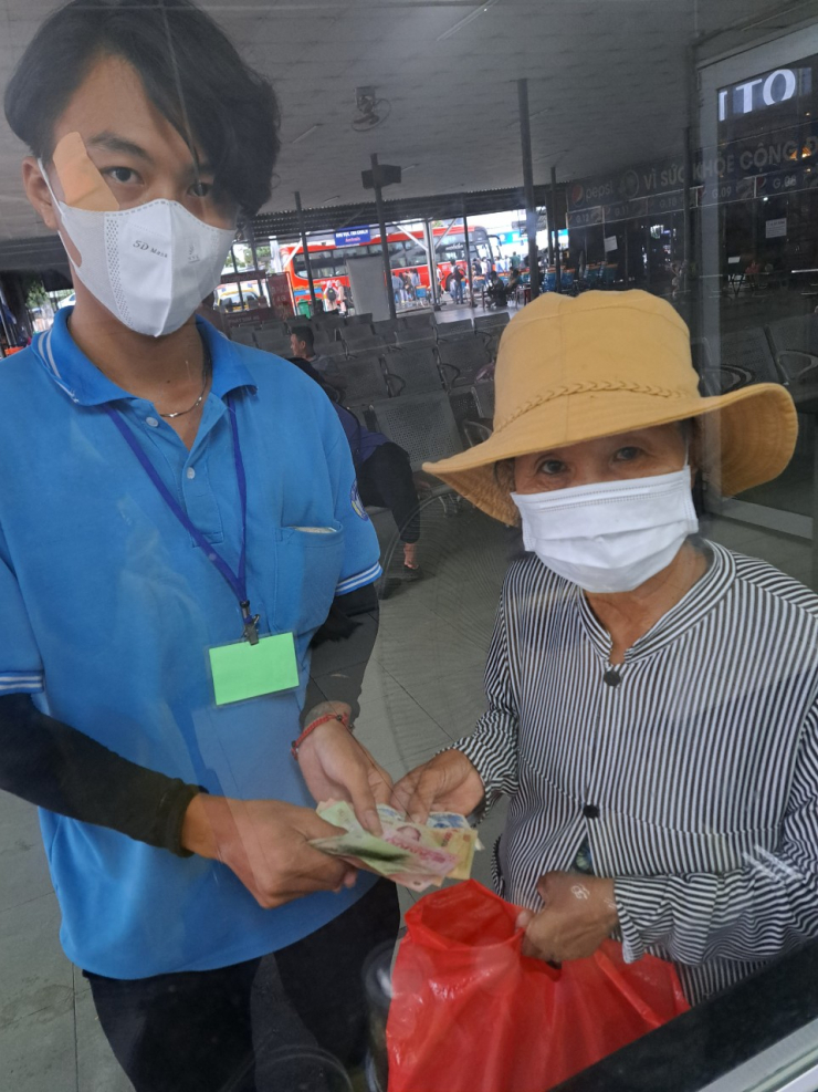 Cụ Mai nhận 420.000 đồng từ anh tiếp viên