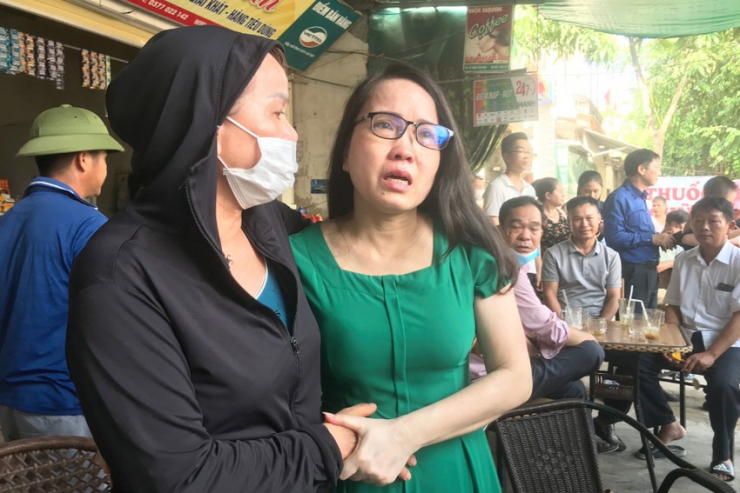 Bà Lê Thị Dung bật khóc khi gặp lại người thân, bạn bè. Ảnh: Q.LƯU