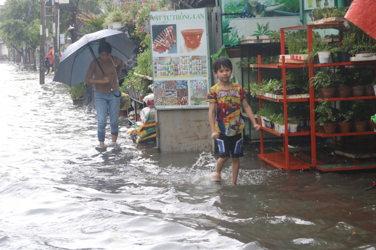 Đường Nguyễn Văn Khối ngập nặng sau mưa lớn