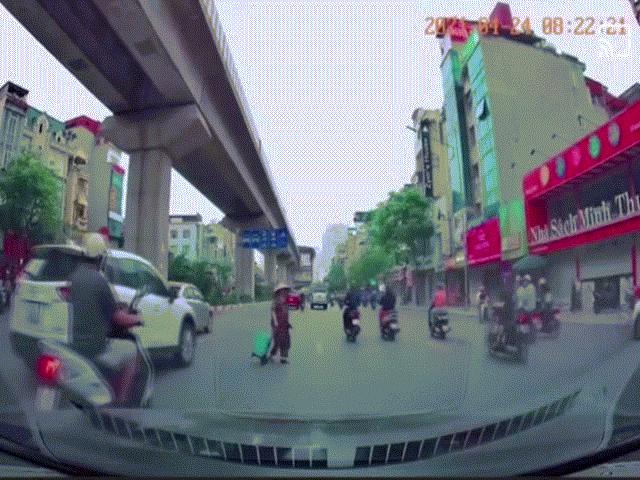 Clip: Người đàn ông đi xe máy có hành động đáng khen ngợi trên phố