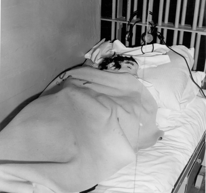 Hình nộm để lại trong phòng giam của Clarence Anglin trong đêm đào thoát