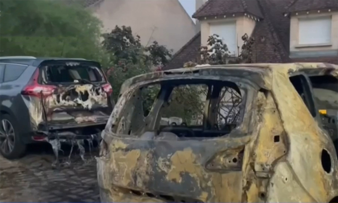 Hiện trường vụ lao xe và phóng hỏa tại nhà lãnh đạo thị trấn L'Hay-les-Roses ngày 2-7. Ảnh: Kênh BFMTV
