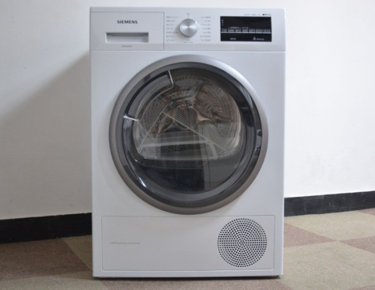Máy sấy quần áo giúp làm khô nhanh đồ đạc sau mỗi lần giặt giũ.