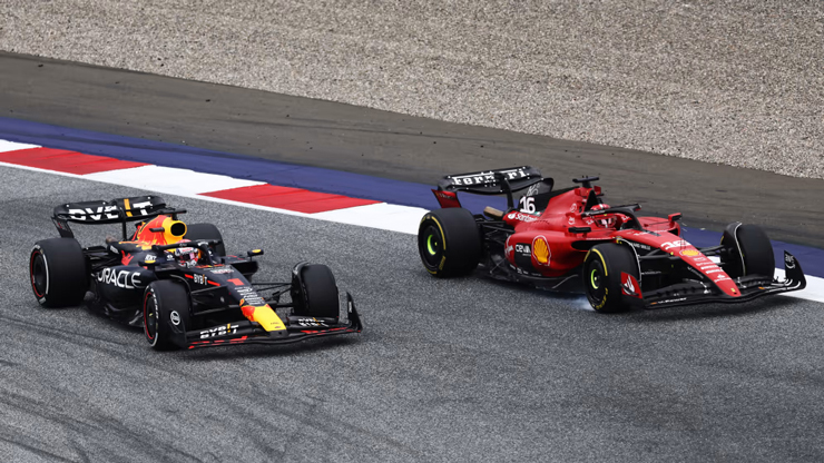 Verstappen và Leclerc liên tục tranh chấp vị trí dẫn đầu đoàn đua