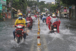 Tin tức trong ngày - TP HCM: Mưa ngập khắp nơi, người và xe "bơi" về nhà
