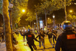 Thế giới - Bạo loạn ở Pháp: Người biểu tình lao xe, đốt nhà thị trưởng