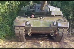 Thế giới - Video: Xe tăng Leopard 2A4 của Ukraine xuất hiện ở tiền tuyến với vẻ ngoài khác lạ