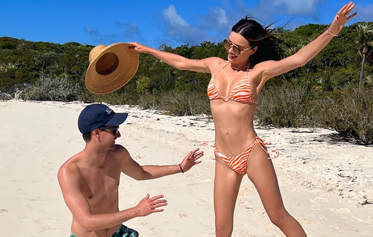 Cô cuộc sống giàu sang, hôn nhân hạnh phúc, sắc vóc Miranda Kerr cũng ngày càng thăng hạng, tươi trẻ và tràn đây sức sống.


