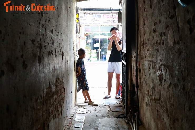 Anh Quang Anh, người dân sinh sống tại ngõ 102 Hàng Buồm cho biết: “Phố này còn rất nhiều ngõ. Sống ở đây nếu như không ra ngoài thì sẽ không thấy được ánh sáng mặt trời, không gian chật chội, khó chịu lắm. Ngày cũng như đêm, tối thui. Những con ngõ này có từ thời xưa, lịch sử để lại”.
